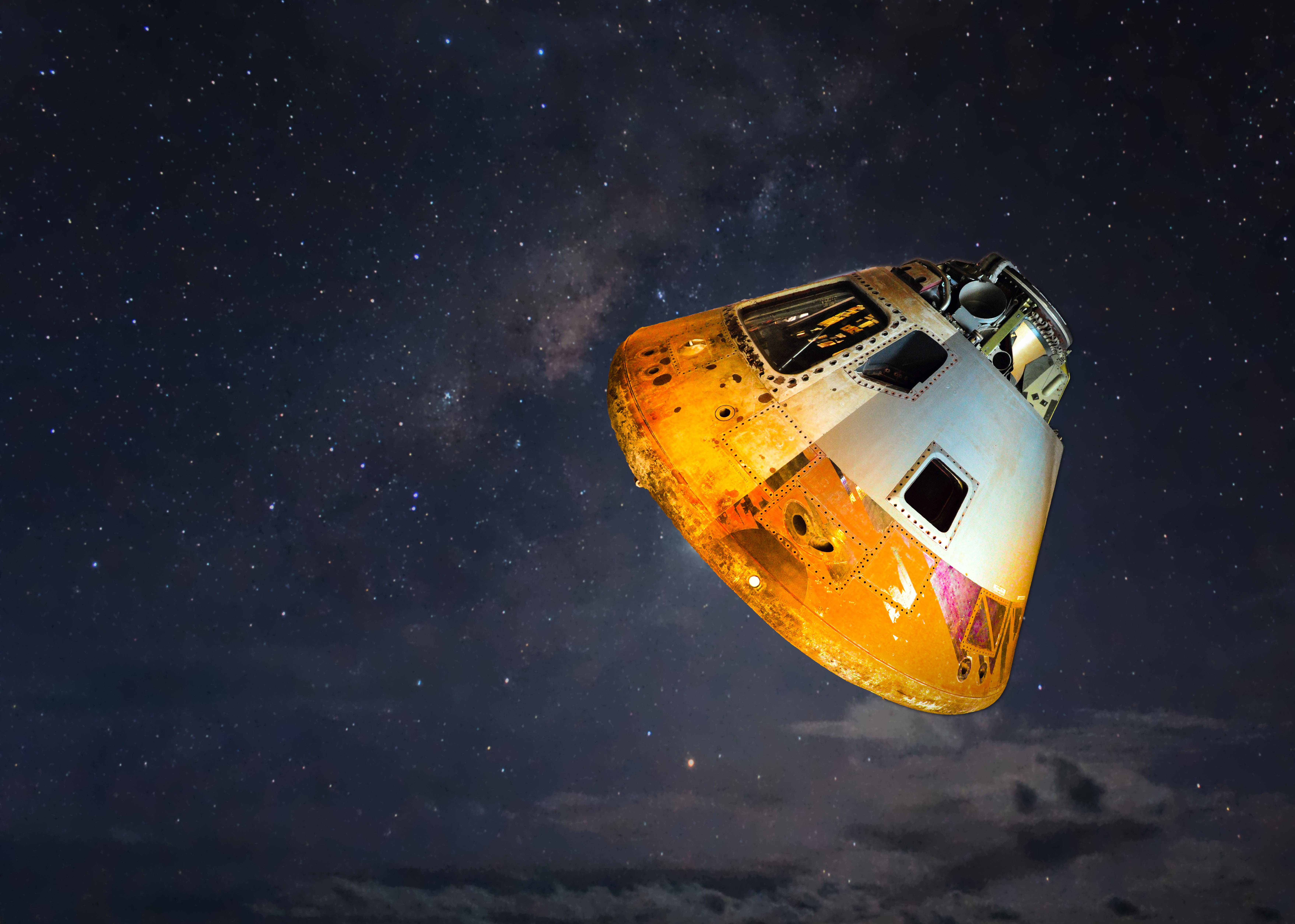 grey-and-orange-spaceship-700015